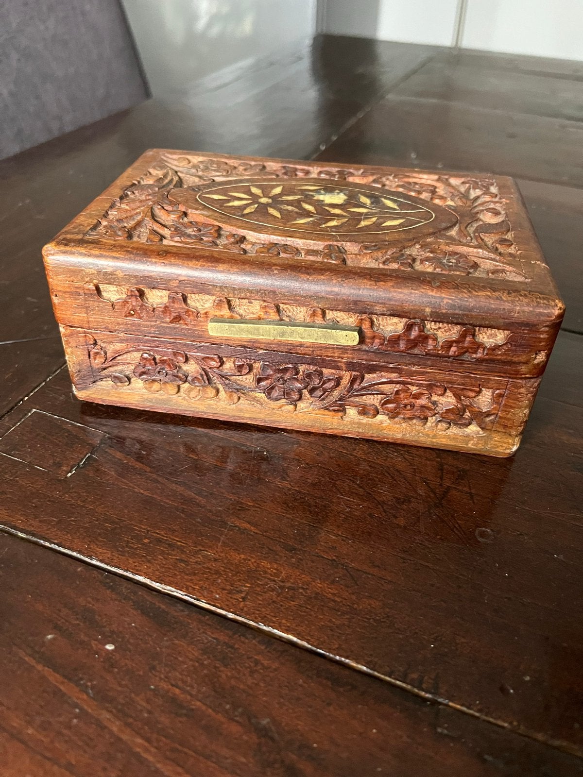 Antieke handgesneden houten doos met messing inleg, Ophalen of Verzenden
