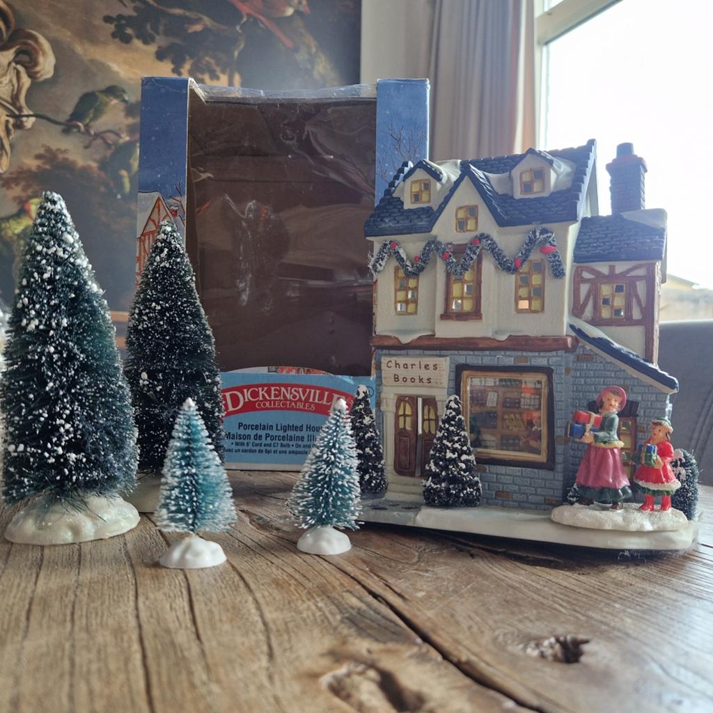 Dickensville kersthuisje Charles books + lemax kerstboom, Ophalen, Gebruikt