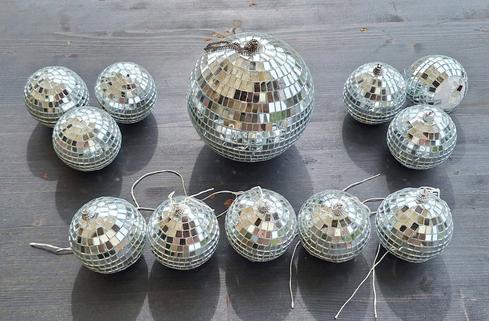 9 kleine en 1 middelmaat disco spiegel bollen., Ophalen of Verzenden, Versiering