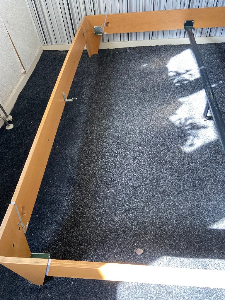 AUPING BED 180x200 met nachtkastjes I.Z.G.ST., Huis en Inrichting, Ophalen, Bruin, Tweepersoons, Zo goed als nieuw