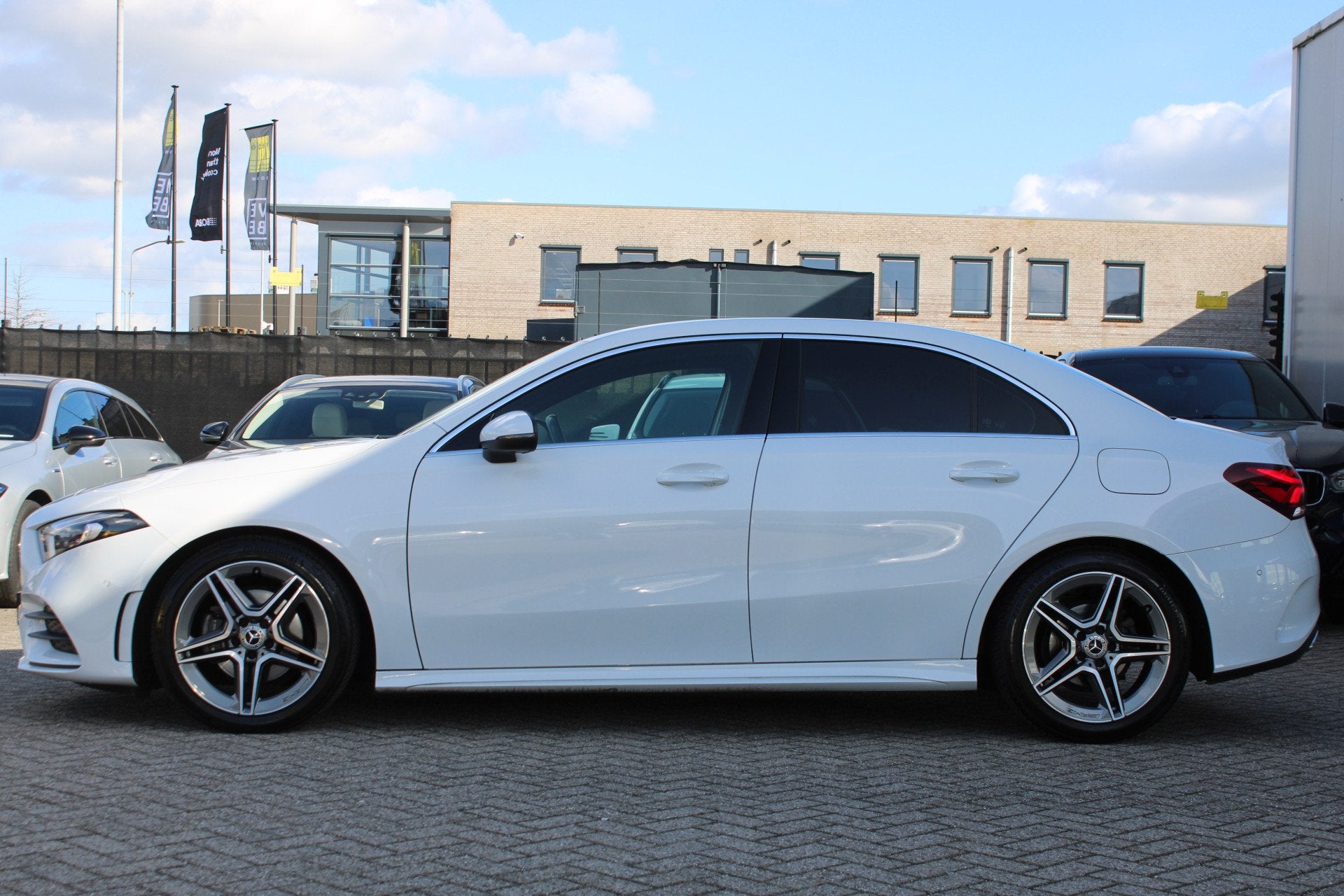 Mercedes-Benz A-Klasse 180 AUT7 AMG LINE WIDESCREEN NAVI CAM, 136 pk, Gebruikt, 4 cilinders, Wit