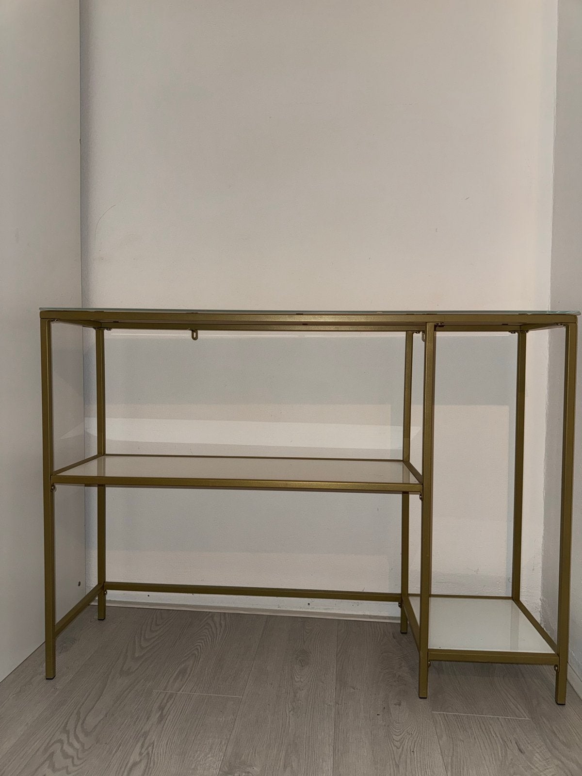 Gouden bijzettafel met glazen planken, Ophalen, Metaal of Aluminium, Zo goed als nieuw, 75 cm of meer