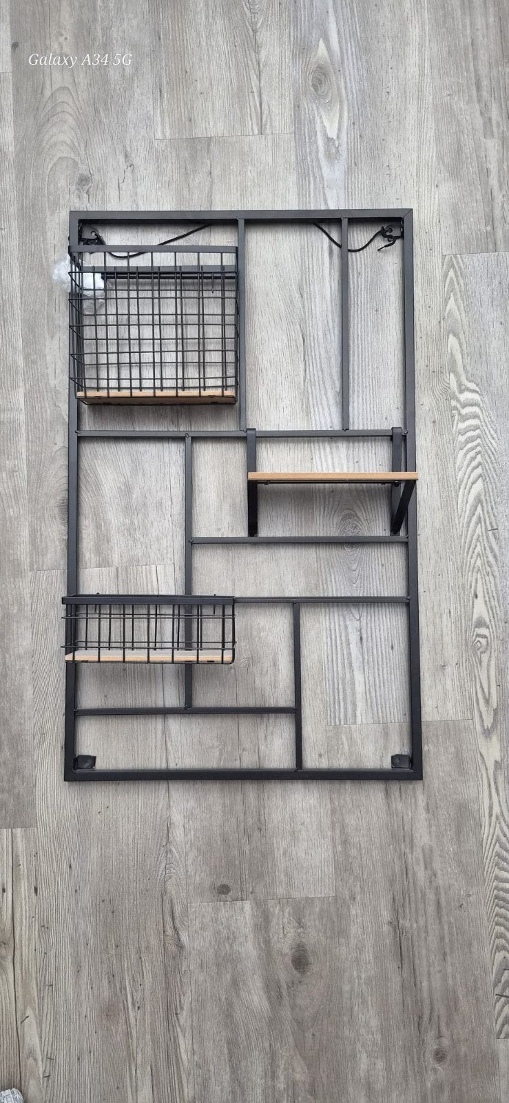 Zwart metalen wandrek met houten planken en mandjes, Ophalen