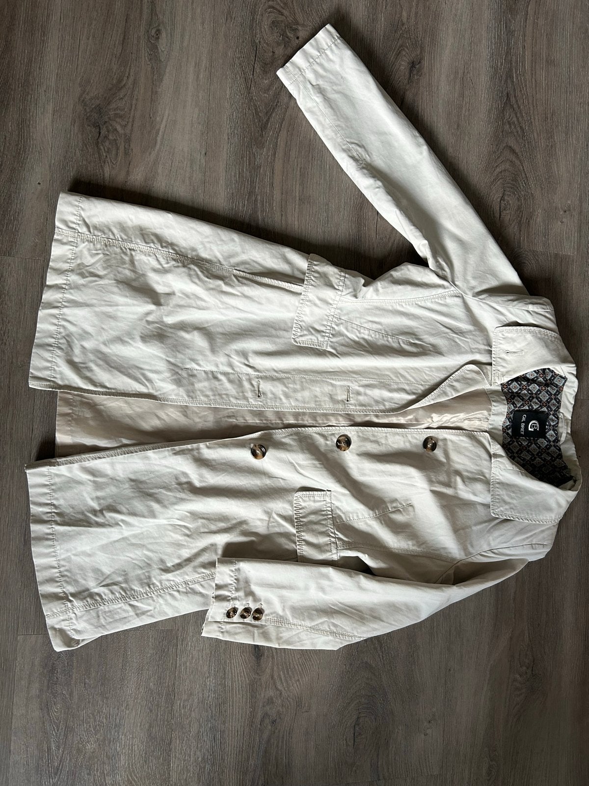 Stijlvolle beige jas van Gil Bret, maat M (42), Ophalen, Zo goed als nieuw, Maat 38/40 (M), Beige