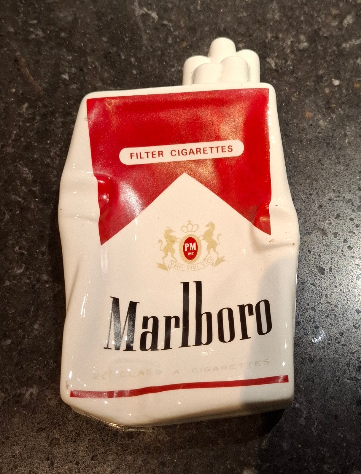 Marlboro asbak in de vorm van een sigarettenpakje, Verzamelen, Ophalen of Verzenden, Zo goed als nieuw, Asbak
