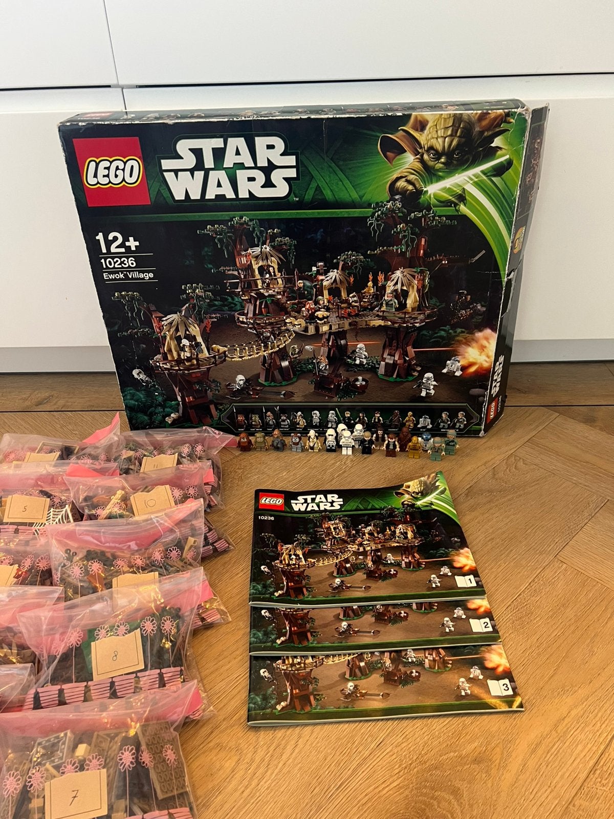 Lego Star Wars 10236 Ewok Village - UCS, Verzamelen, Ophalen of Verzenden, Zo goed als nieuw, Actiefiguurtje