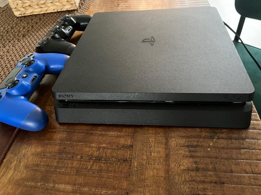 PlayStation 4 (1TB) with 2 Controllers – Good Condition, Ophalen, Met 2 controllers, Zo goed als nieuw, 1 TB