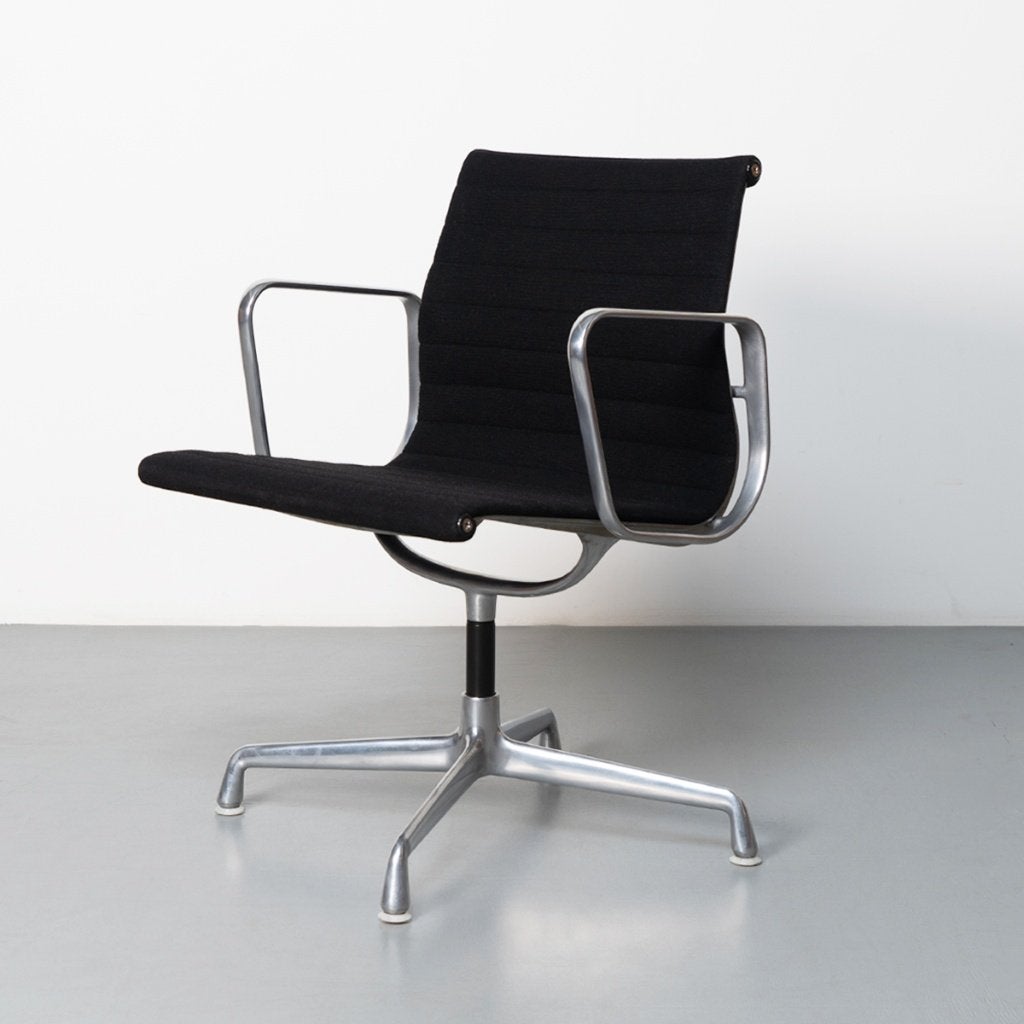 Charles & Ray Eames (EA 108) stoelen, Set of 4, Huis en Inrichting, Gebruikt, Zwart, Ophalen of Verzenden, Metaal