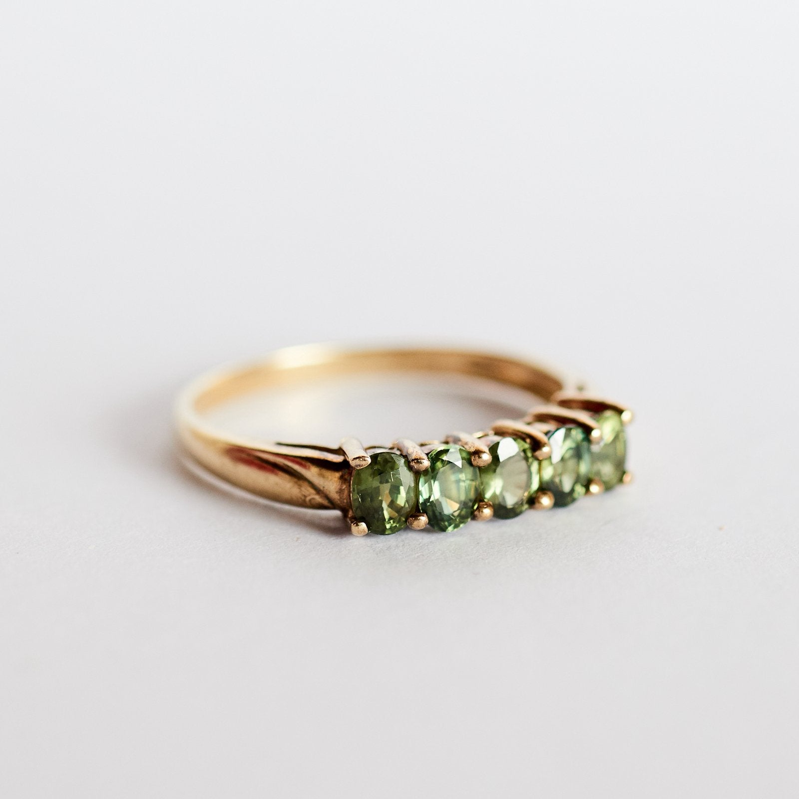 Vintage gouden ring rijring met peridot engeland 9 karaat, 18 tot 19, Ophalen of Verzenden, Zo goed als nieuw, Met edelsteen