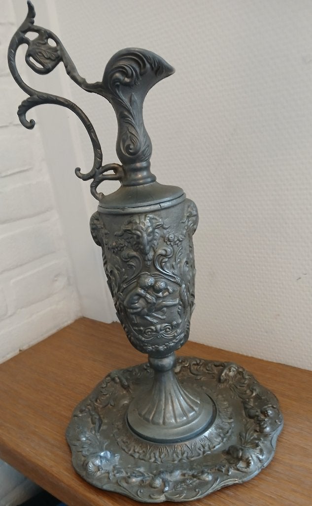Tinnen karaf, rocco stijl met onderbord rammen en engelen., Antiek en Kunst, Antiek | Tin, Ophalen of Verzenden