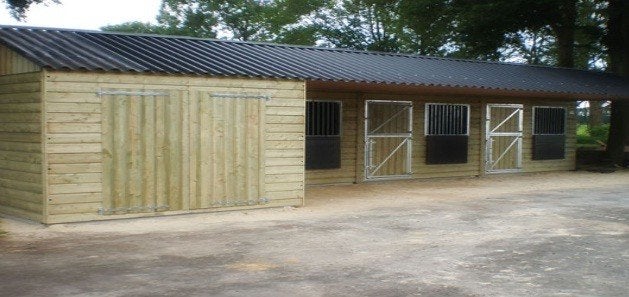 Mooie paardenstal met berging en overkapping