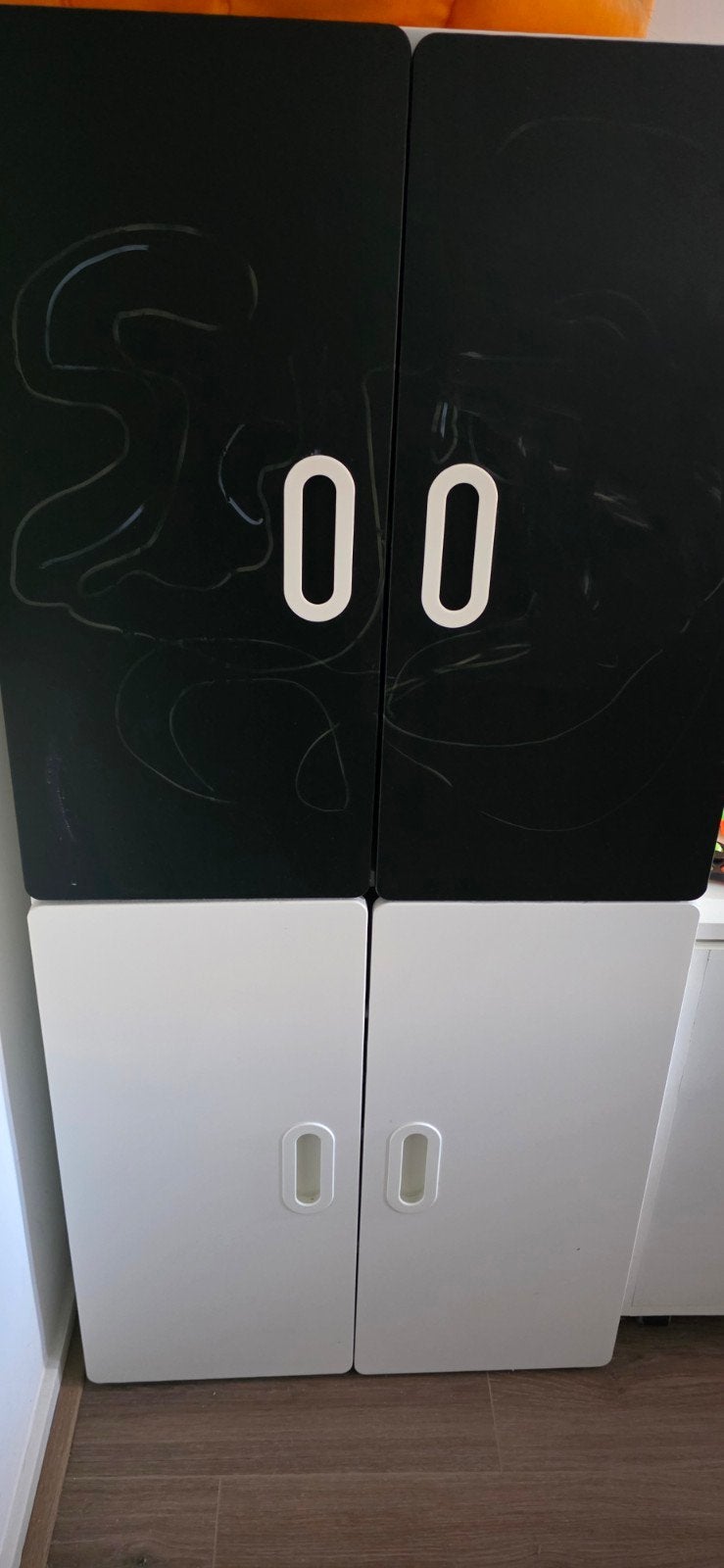 Gratis af te halen!Witte kast met zwarte krijt deuren en o, Overige houtsoorten, Modern, functioneel, 150 tot 200 cm, 25 tot 50 cm