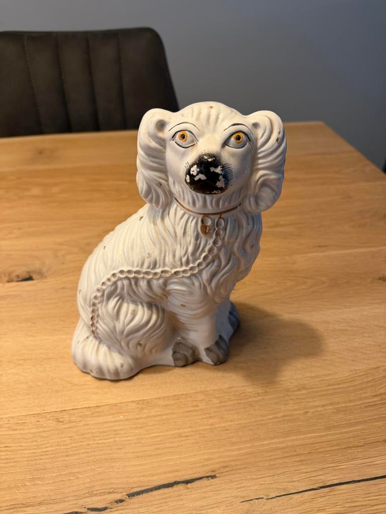 Antiek Staffordshire hondje - 23 cm hoog, Verzamelen, Beelden en Beeldjes, Ophalen of Verzenden, Gebruikt, Dier