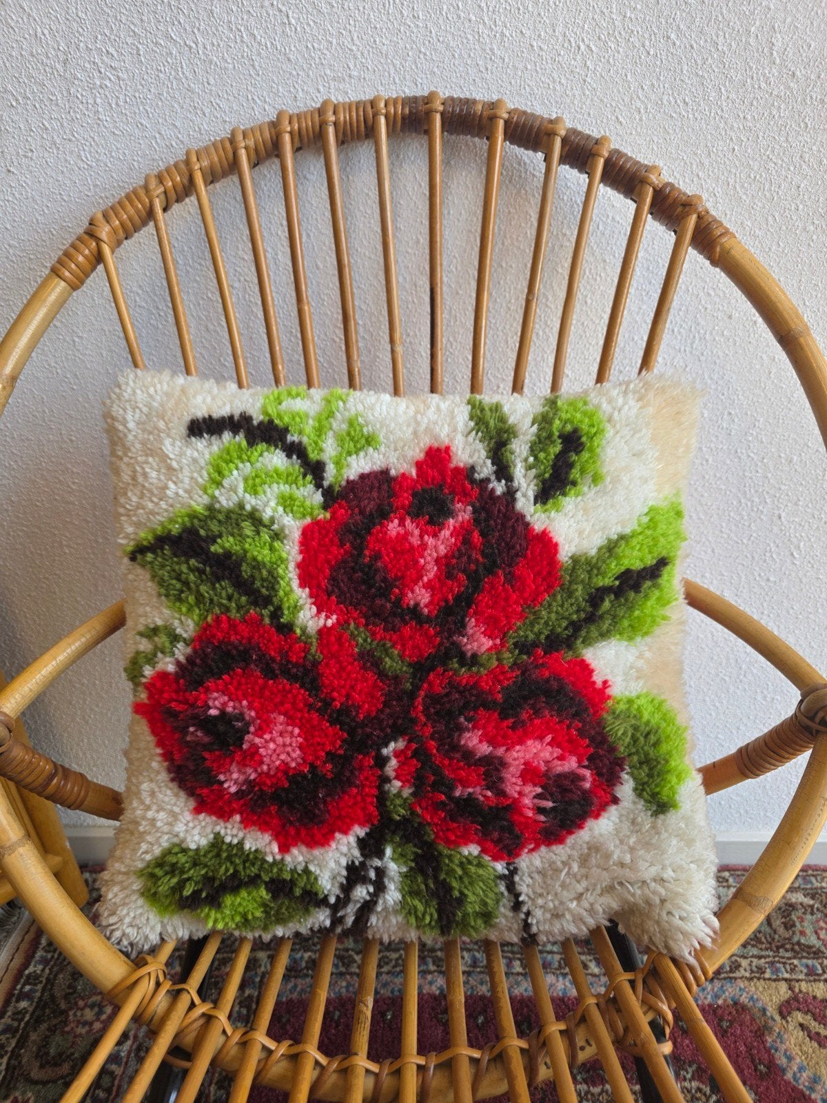 Vintage knoopkussen met rozen handgemaakt jaren 60, Verzamelen, Retro, Ophalen of Verzenden, Huis en Inrichting
