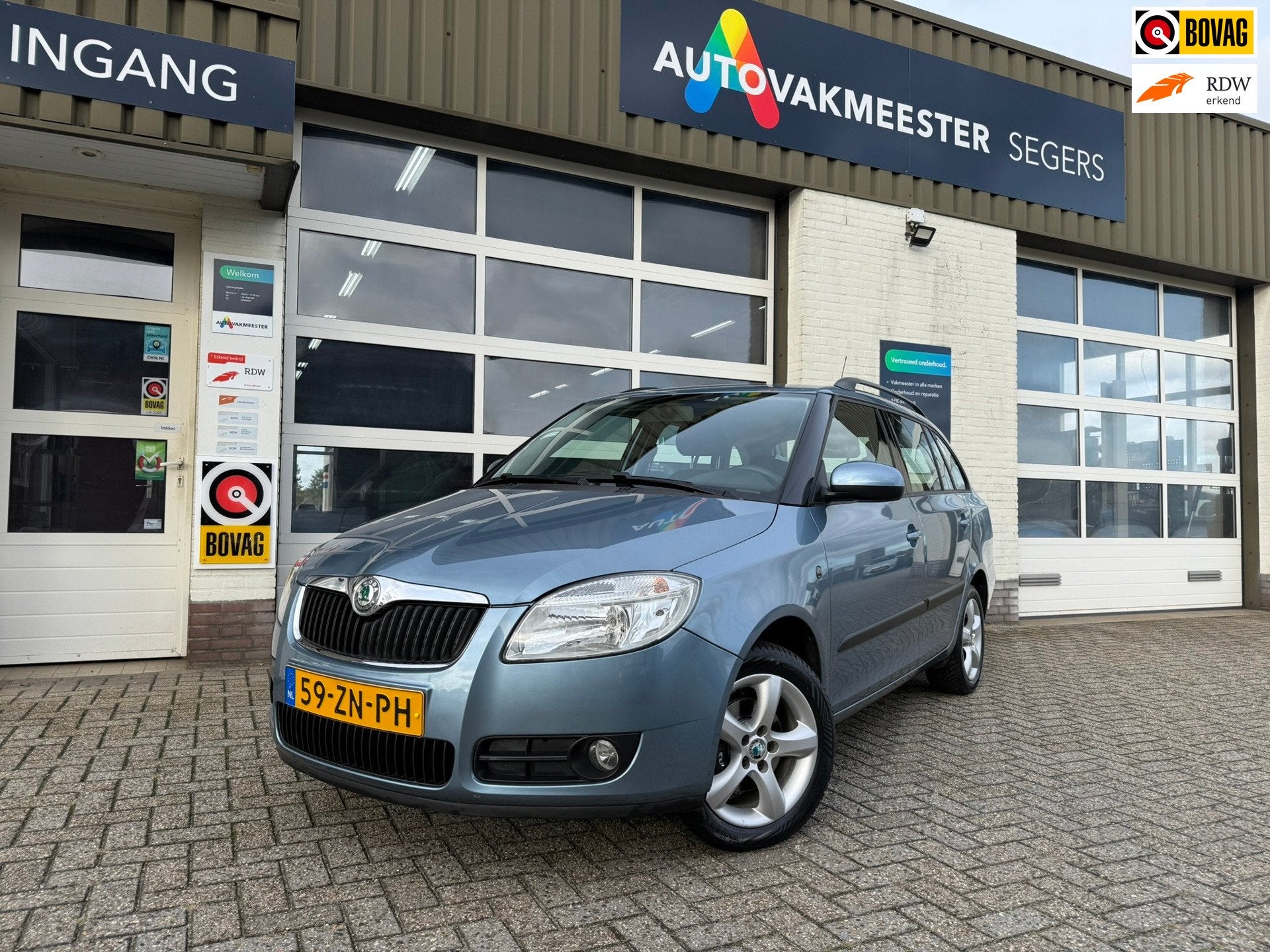 Skoda Fabia Combi 1.6-16V Ambiente|Automaat|Airco|Cruise con, Gebruikt, Zwart, 4 cilinders, Blauw