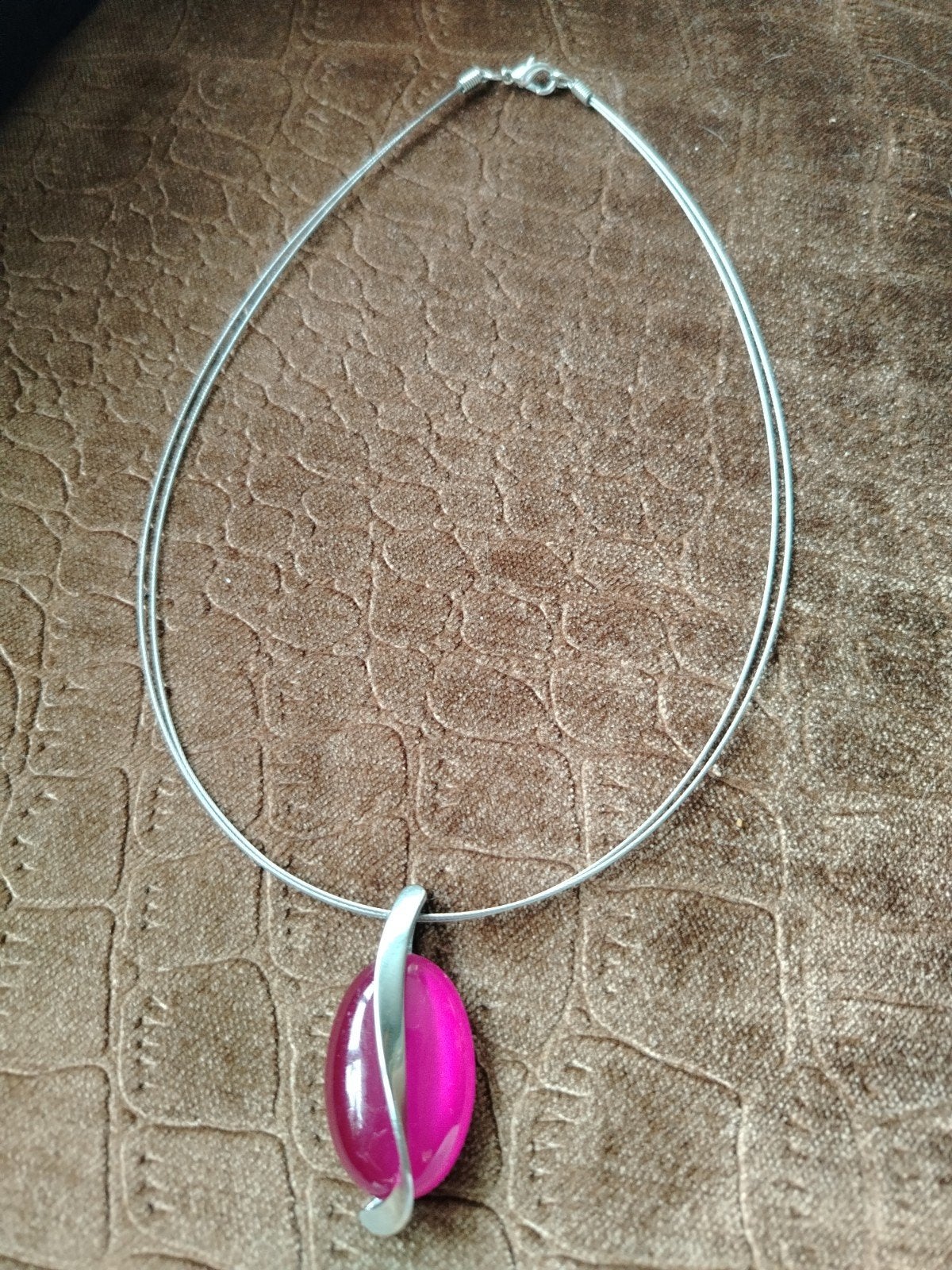 Zilverkleurige ketting met roze hanger, Met hanger, Gebruikt, Ophalen of Verzenden, Roze