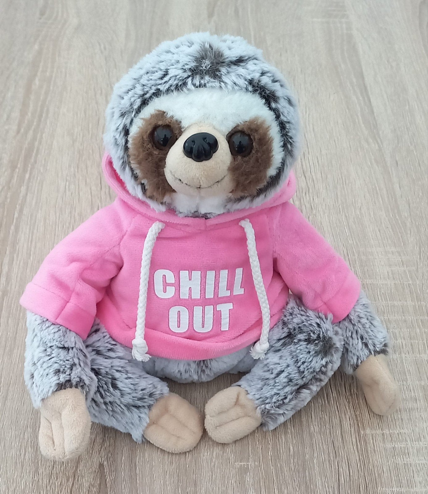 Leuke luiaard knuffel met roze hoodie 'Chill Out' van kermis, Overige merken, Overige karakters, Overige typen, Ophalen of Verzenden