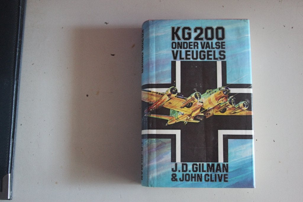 502b - boek - j.d.gilman & john clive - kg 200 onder valse v, Boeken, Ophalen of Verzenden, Gelezen