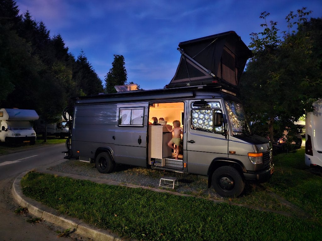 Mercedes VARIO 614 CAMPER 6 tot 8 Persoons !!!ALS NIEUW!!!, Buscamper of Camperbus, Achteruitrijcamera, Afzuigkap, Particulier