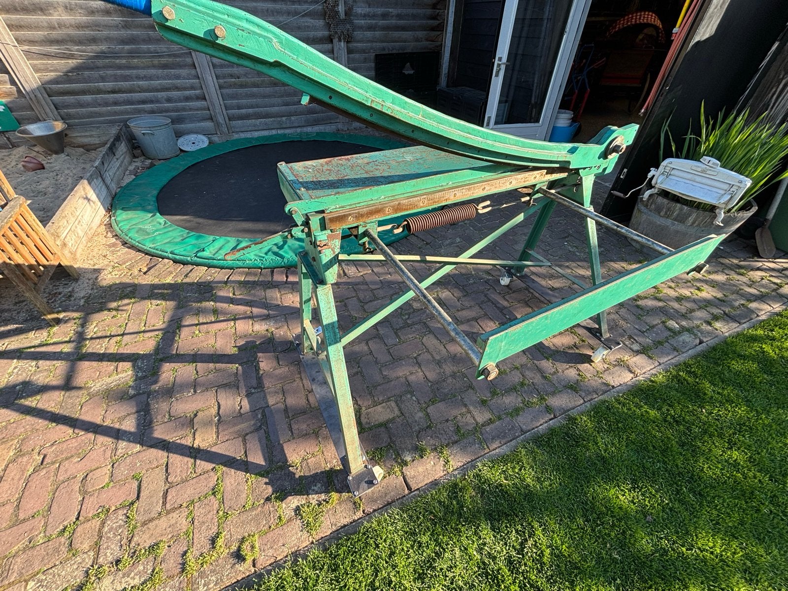 Robuuste metaalschaar / plaatschaar op wielen, Ophalen, Gebruikt