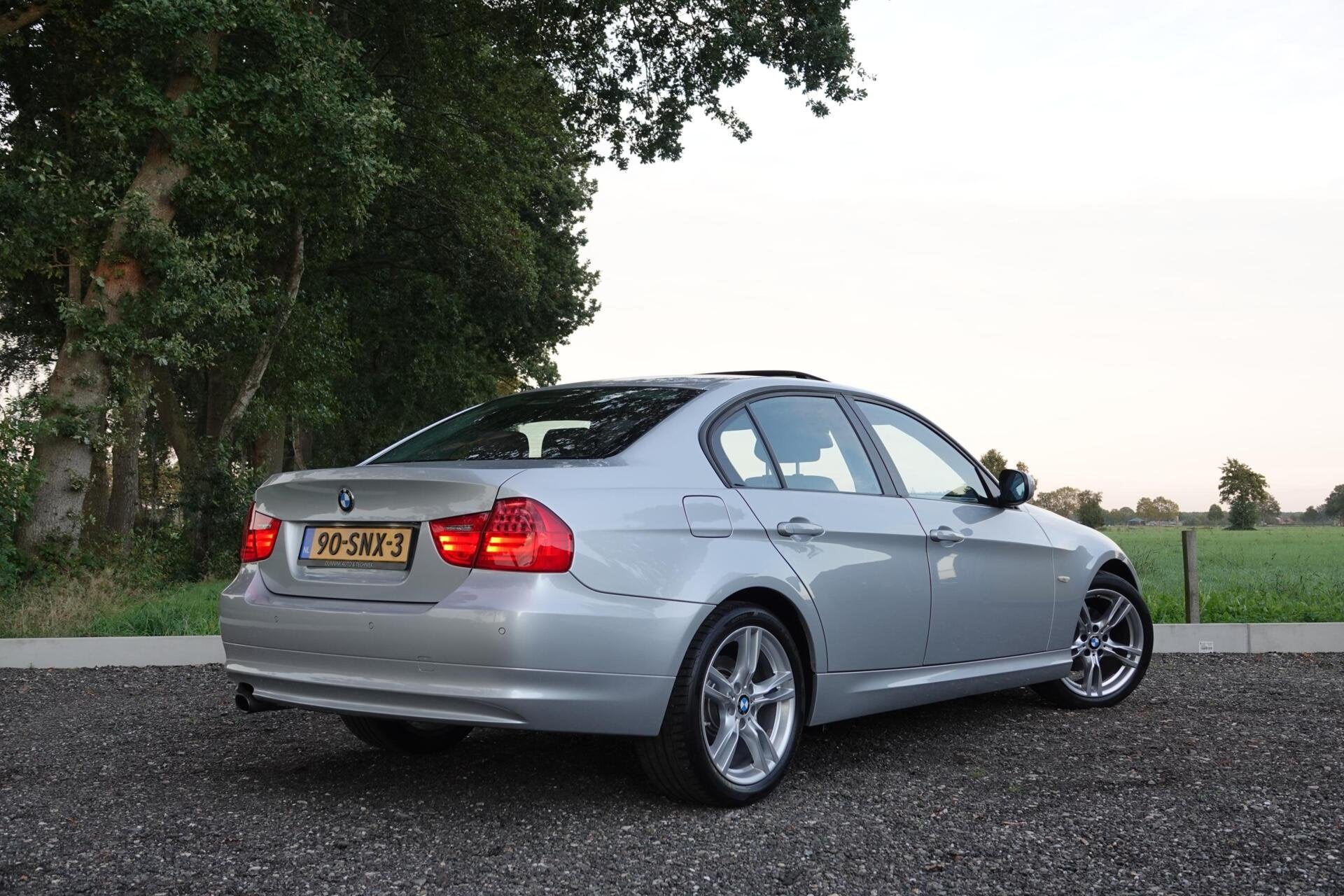 BMW 3-serie 320i SCHUIFDAK XENON NIEUWE DISTRIBUTIEKETTING!, 1345 kg, Achterwielaandrijving, 4 cilinders, Bedrijf