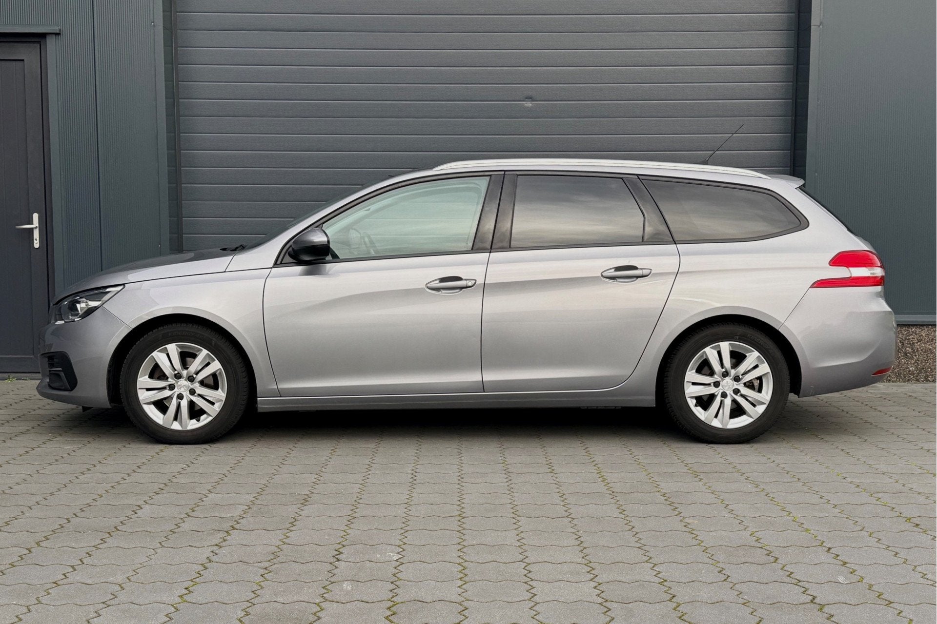 Peugeot 308 SW 1.2 PureTech Blue Lease Executive 84078KM! PA, Auto's, Voorwielaandrijving, Dealer onderhouden, Stof, Gebruikt