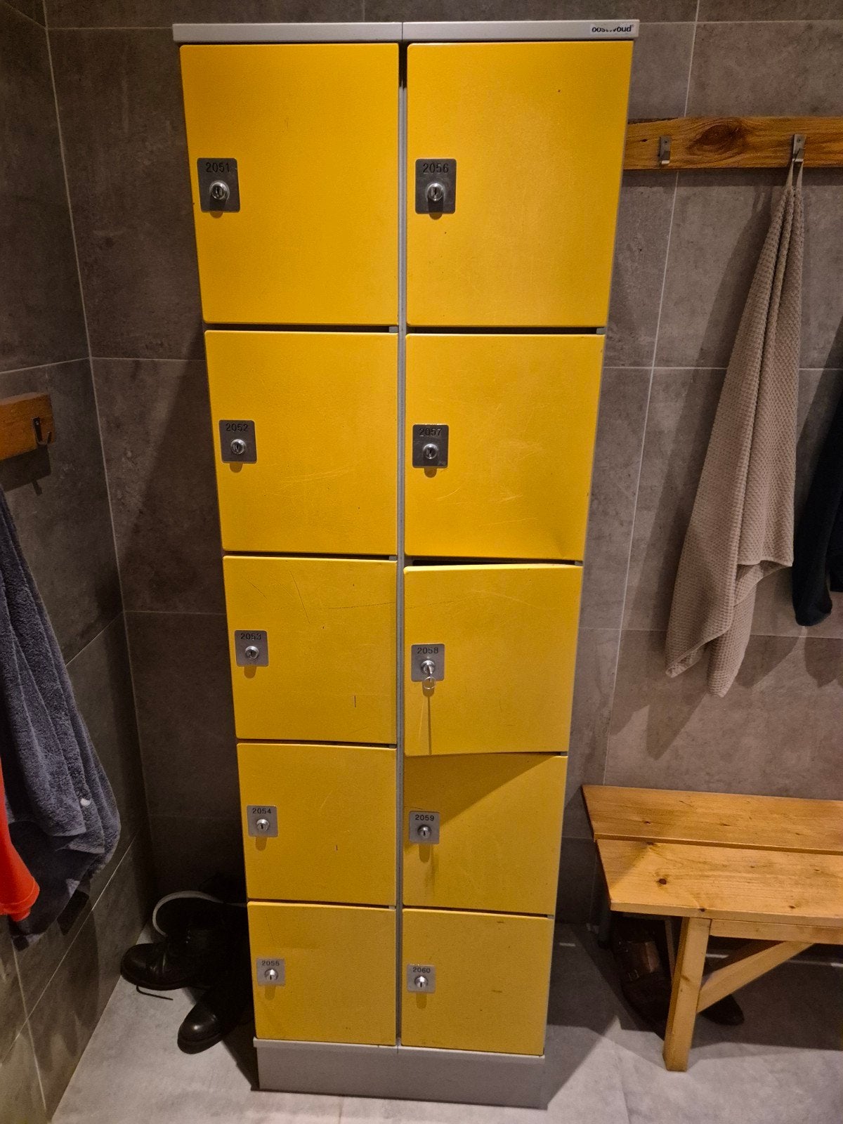 50 gele kluisjes met sleutels, Huis en Inrichting, Ophalen, Gebruikt, Industrieel, functioneel