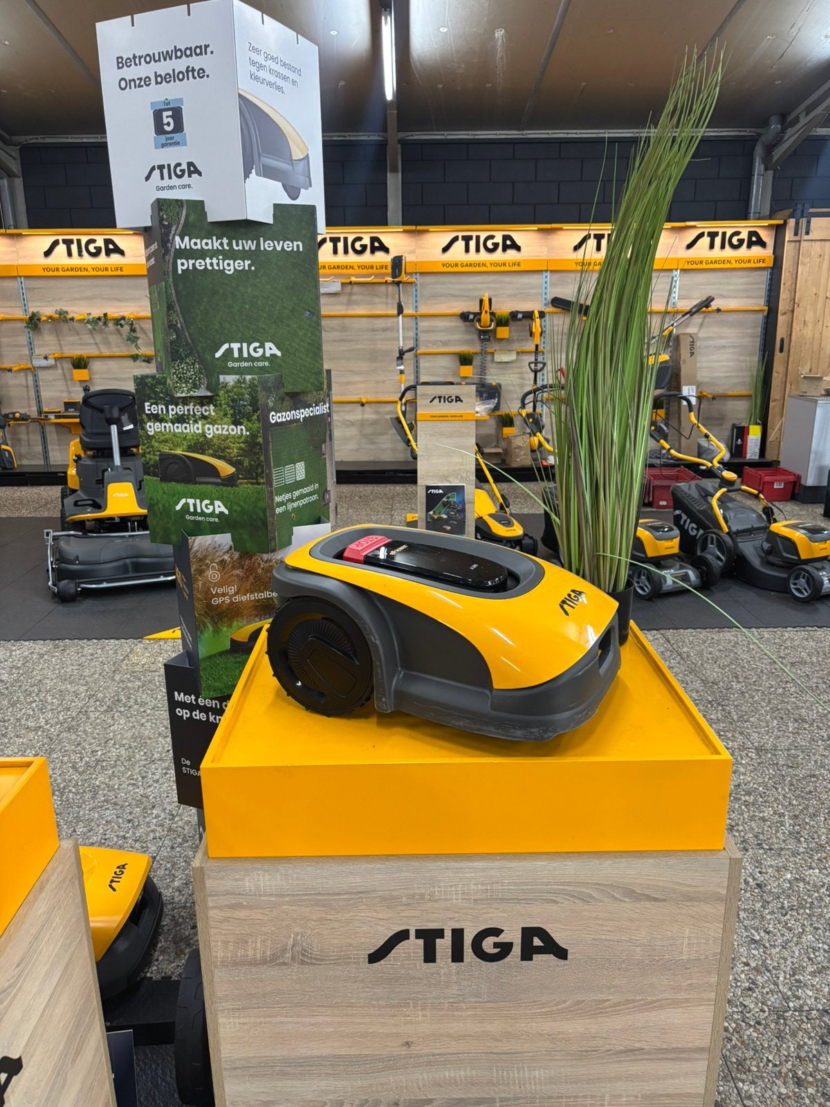 STIGA A300 GPS Robotmaaier, Tuin en Terras, Ophalen, Zo goed als nieuw, 20 tot 25 cm