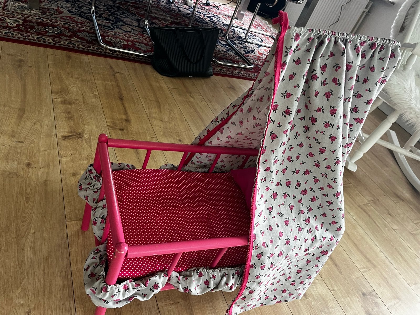 Lief houten poppen ledikantje met roze bekleding, Kinderen en Baby's, Speelgoed | Poppen, Gebruikt, Babypop, Ophalen