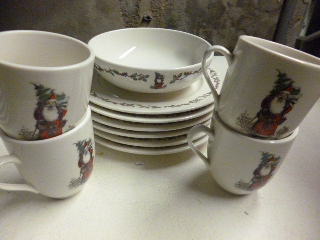 kerstservies rand met hulst +kerstman met boom op rug, Nieuw, Ophalen of Verzenden, Overige stijlen, Kop(pen) en/of Schotel(s)