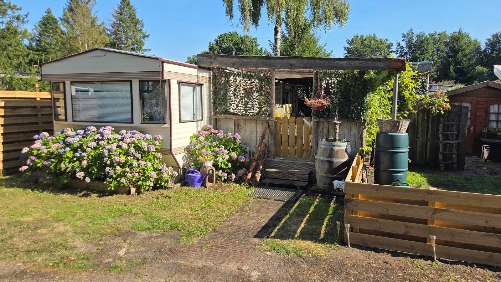 Clipper Caravan met veranda met ruime buitenkeuken, Vast bed, Magnetron, Rondzit, Particulier