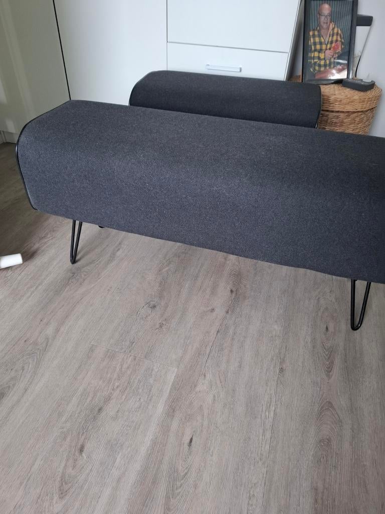 2 bankjes antraciet stof 1x 100 cm en 1 x 60 cm afgezet met, Eenpersoons, 75 tot 100 cm, Ophalen of Verzenden, Zo goed als nieuw