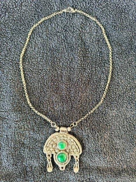 Vintage ketting met opvallende groene stenen hanger, Ophalen of Verzenden, Zo goed als nieuw, Steen of Mineraal, Met edelsteen