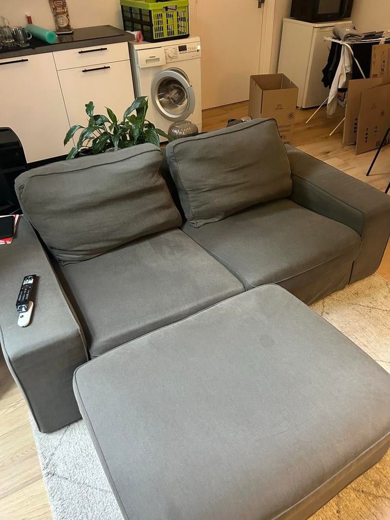 IKEA KIVIK Grijze Stoffen Bank met Hocker - Gebruikt, Huis en Inrichting, Banken | Sofa's en Chaises Longues, Ophalen, Gebruikt