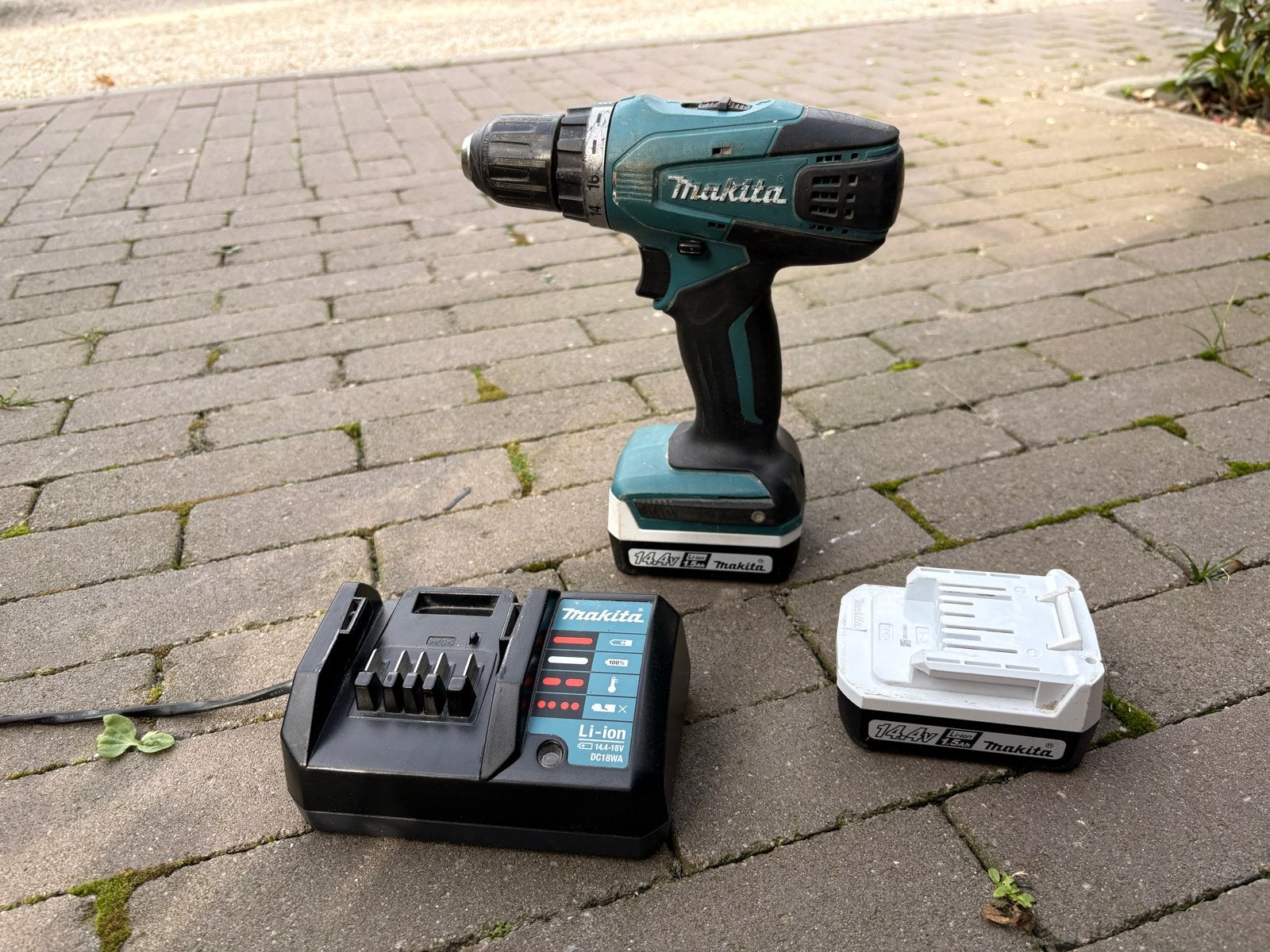 Foto 2 van Makita DF347D Accuboormachine met lader en accu