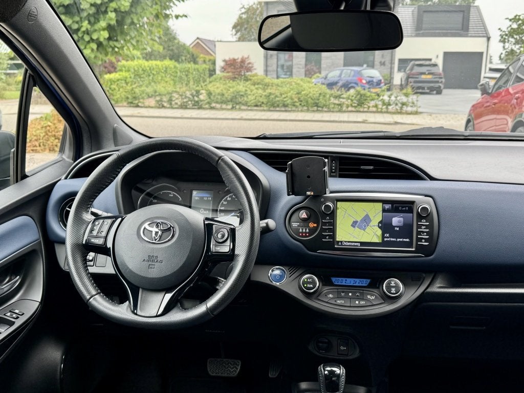 Toyota Yaris 1.5 Hybrid Bi-Tone Navi Camera Cruise NL auto, Auto's, Toyota, Automaat, Euro 6, 4 cilinders, Blauw