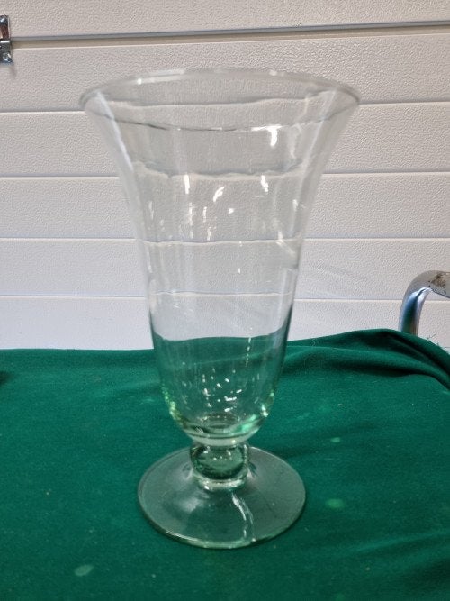 Vaas trompet vorm op voet glas, Ophalen of Verzenden