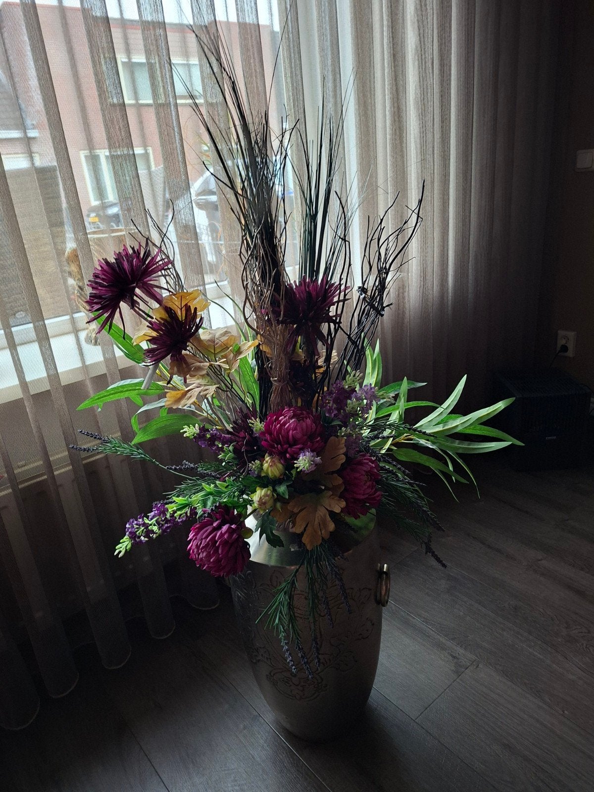 Grote zilverkleurige vaas met kunstbloemen, Ophalen of Verzenden, Metaal, Zilver, Met patroon/structuur