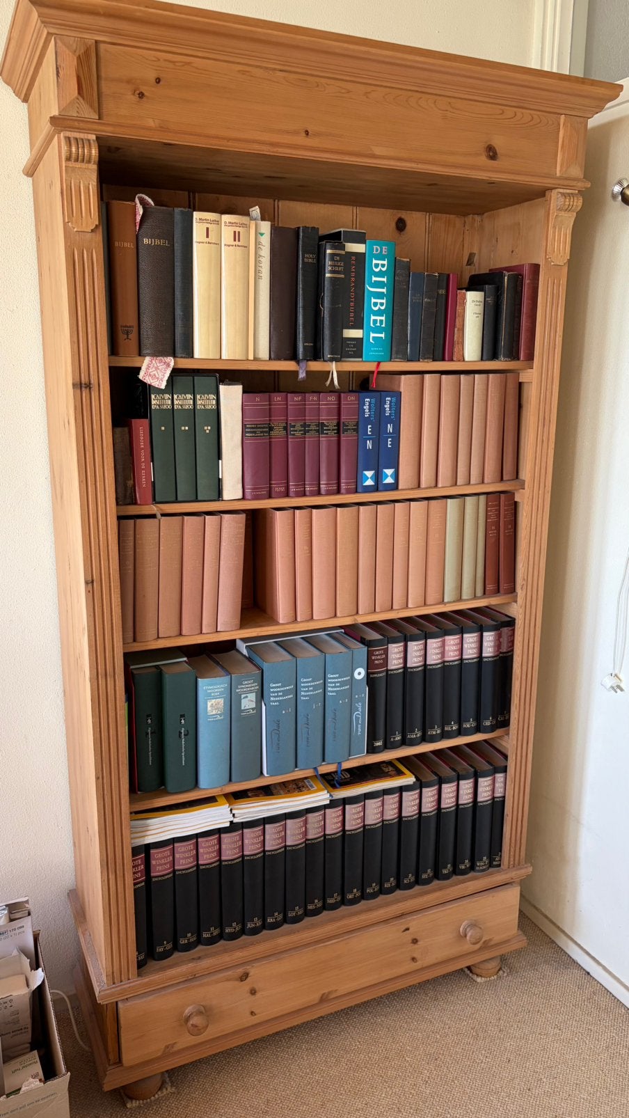 Vintage geloogde grenen boekenkast, Ophalen, 100 tot 150 cm, Zo goed als nieuw, Met lade(s)