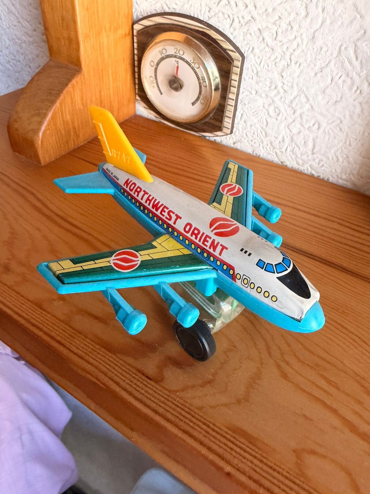 Vintage blikken vliegtuig met puntenslijper, Ophalen