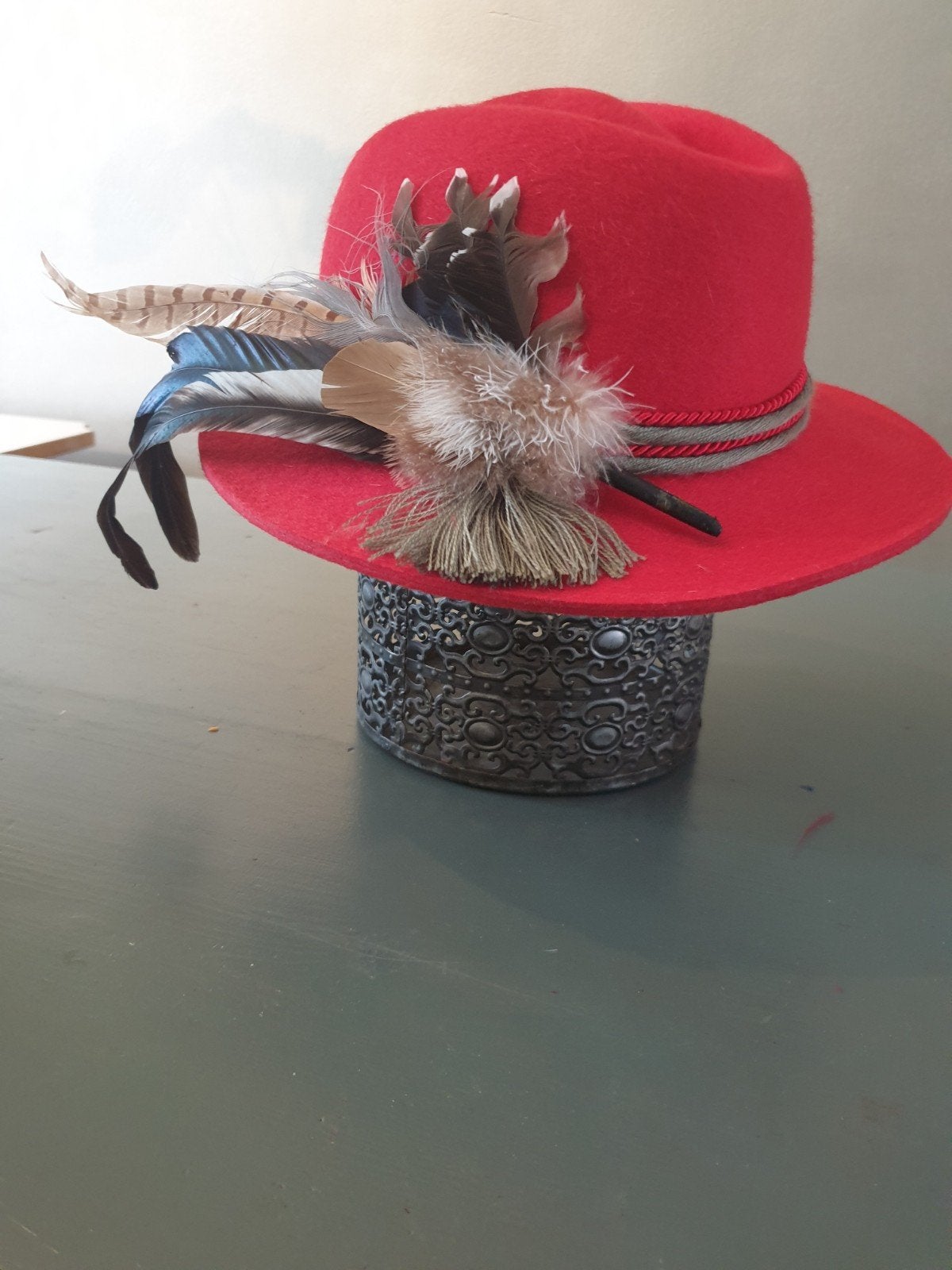 Rode vilten fedora met grijs koord + verenbroche en anderen, Ophalen of Verzenden