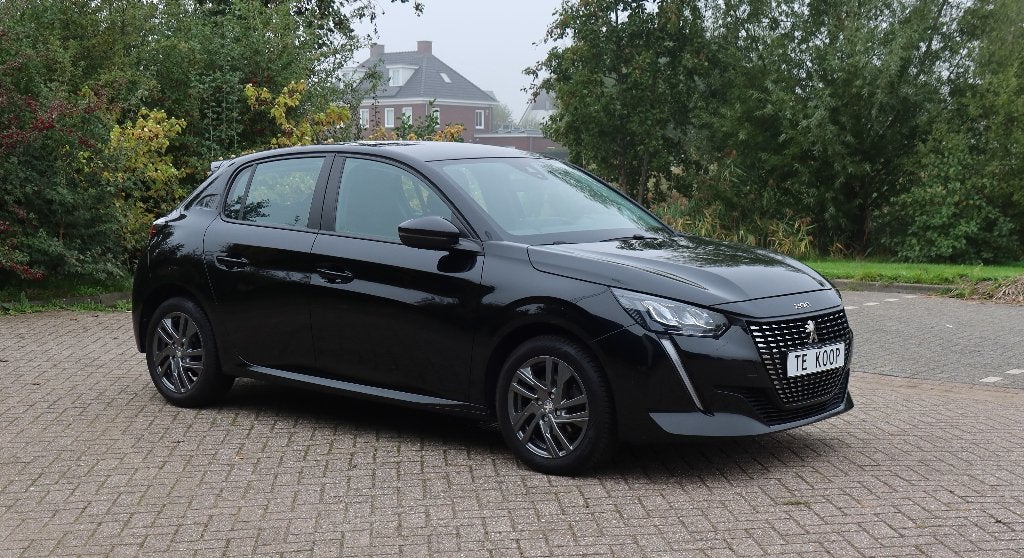 Peugeot 208 Allure Turbo 101pk 2022 veel opties, nav, airco., Auto's, Voorwielaandrijving, Dealer onderhouden, Stof, Zwart