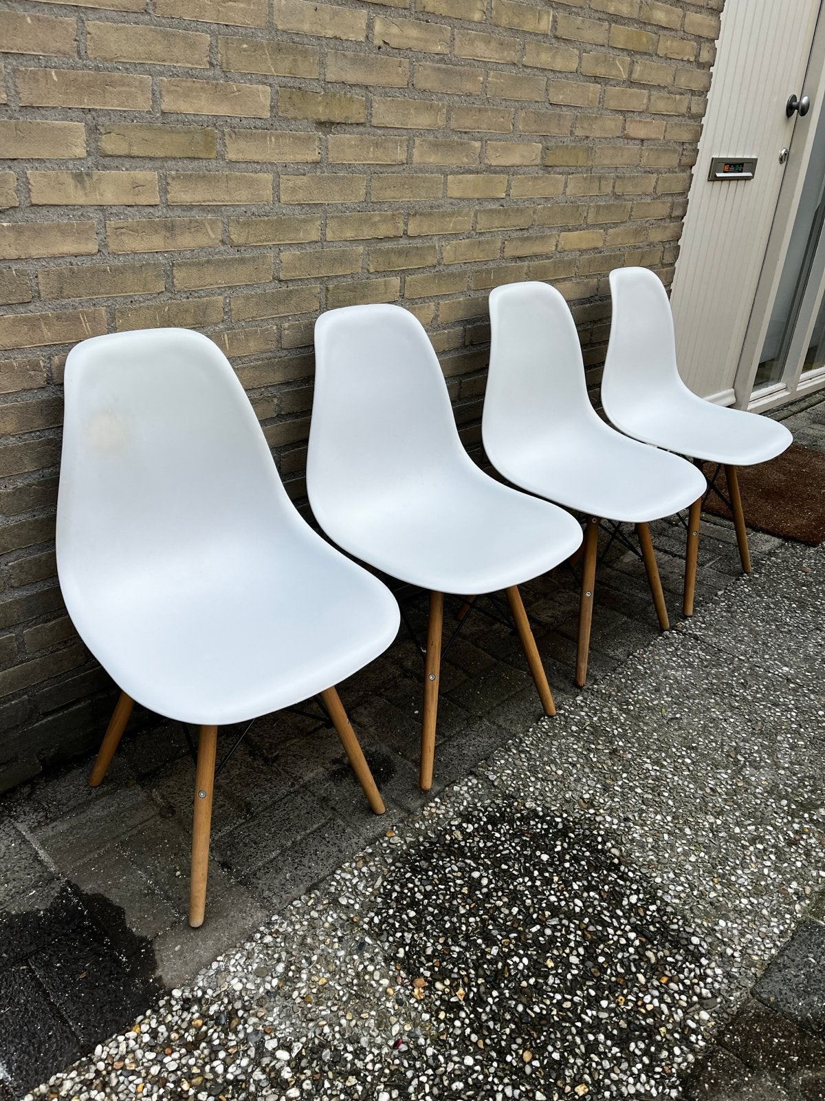 Foto 2 van Set van 4 witte kuip-/eetkamerstoelen met houten poten
