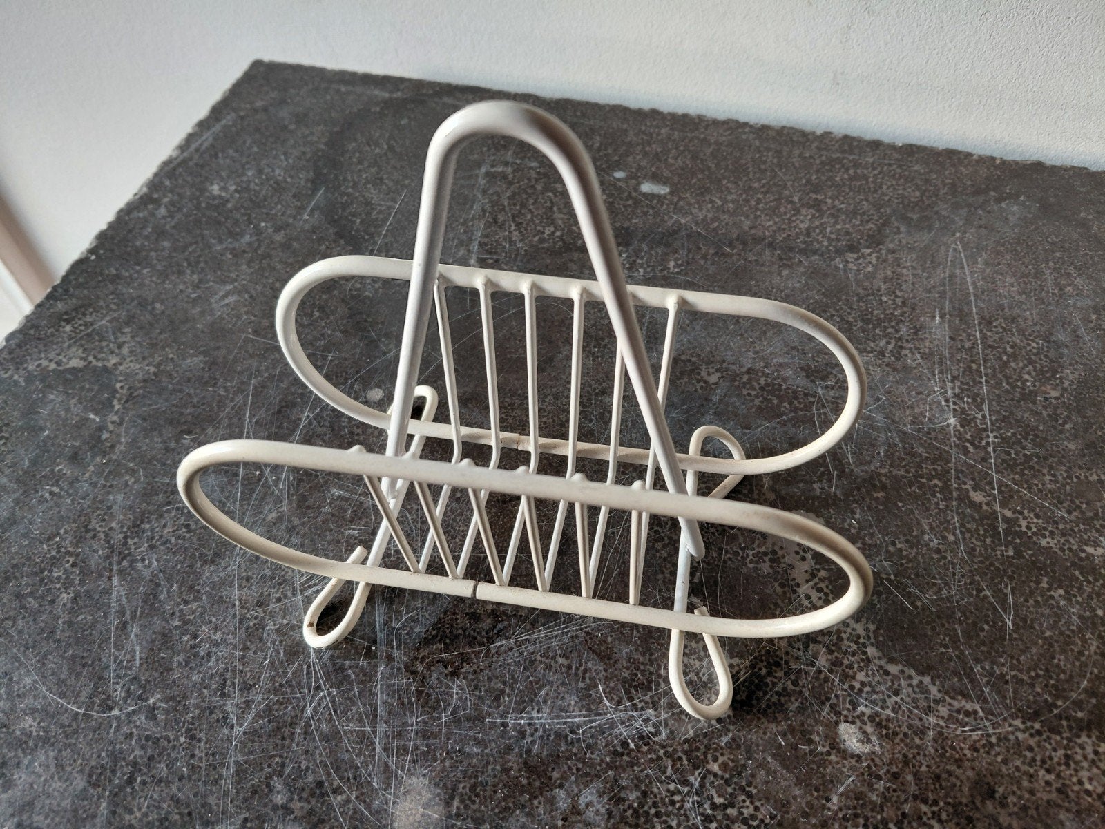 Vintage metalen brievenstandaarf, Gebruikt, Metaal, Lectuurbak, Geschikt voor vinyl