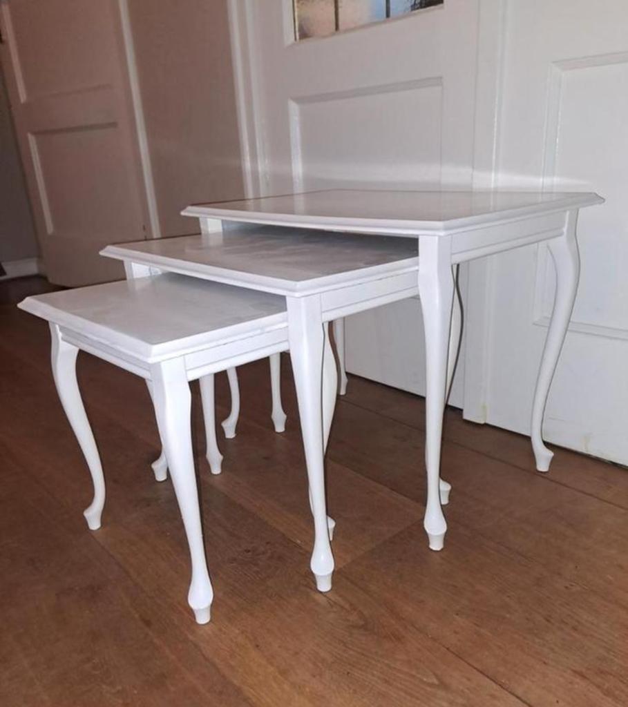 Set van 3 witte Queen Ann stijl bijzettafeltjes, Antiek en Kunst, Ophalen