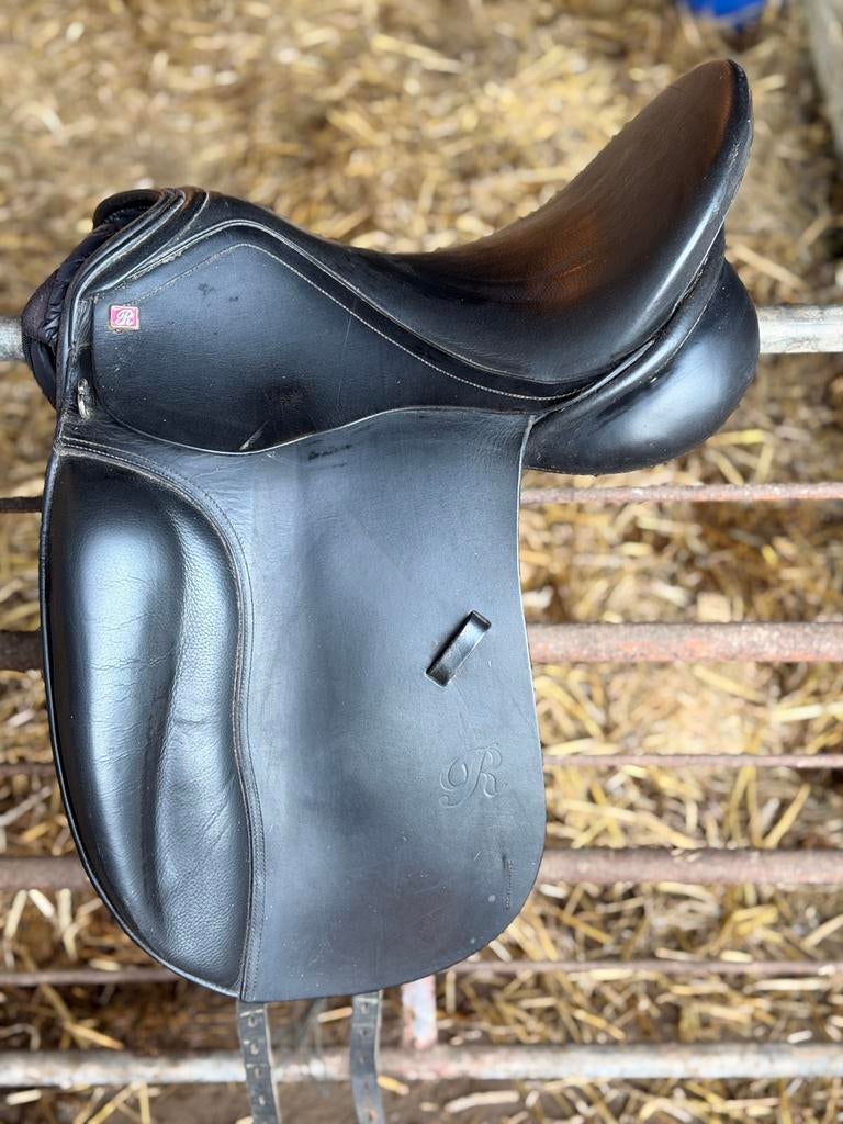 Rossner Sydney plus dressuurzadel 17 inch medium boom, Dieren en Toebehoren, Paarden en Pony's | Zadels, Ophalen of Verzenden