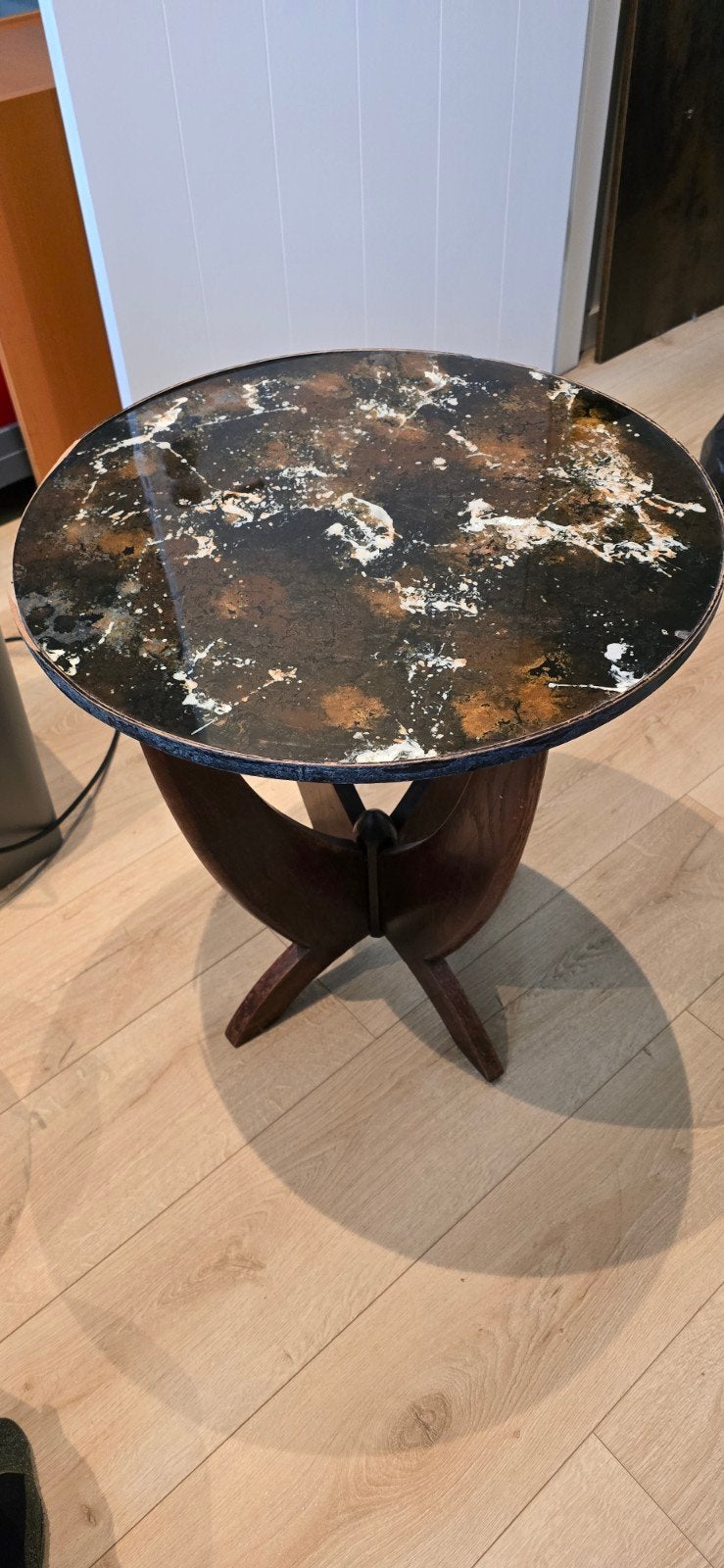 Jaren '30 Salontafel - 56 hoog 50 rond. Rand moet vervangen/, Ophalen