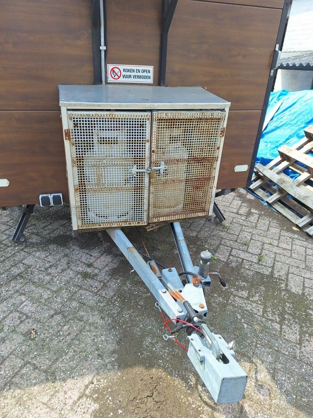 Foto 10 van Foodwagon Frietwagen voor friet snacks en Hamburgers bakken