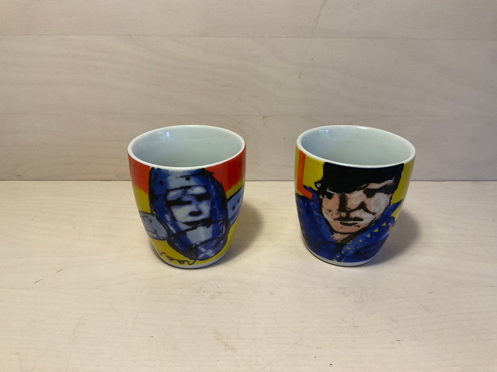 Twee Herman Brood mokjes kopje hoogte 75 mm, Ophalen of Verzenden, Zo goed als nieuw, Overige stijlen, Kop(pen) en/of Schotel(s)