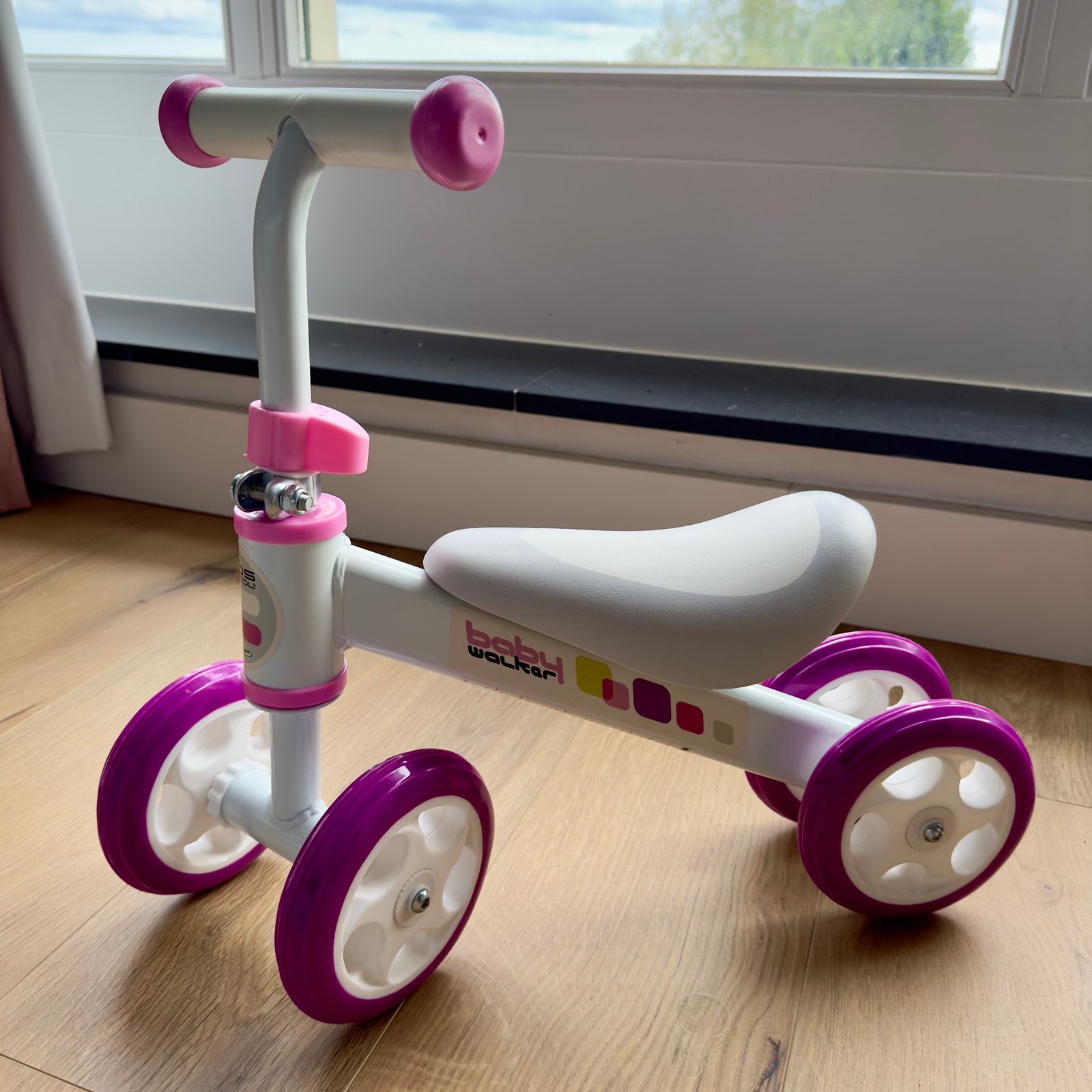 Loopfiets Skids Control  4-wiel - Roze (NIEUW), Kinderen en Baby's, Speelgoed | Buiten | Voertuigen en Loopfietsen, Ophalen of Verzenden